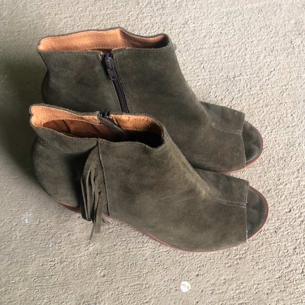 🏜🏜🏜ROWEN GREEN SUEDE FRINGE OPEN TOE BOOTIE SIZE 10, EUC 🏜🏜🏜